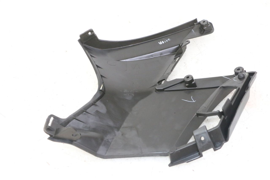 photo de COPERCHIO SOTTO SELLA DESTRO APRILIA SXR 50 (2021 - 2023) - Dettaglio del componente