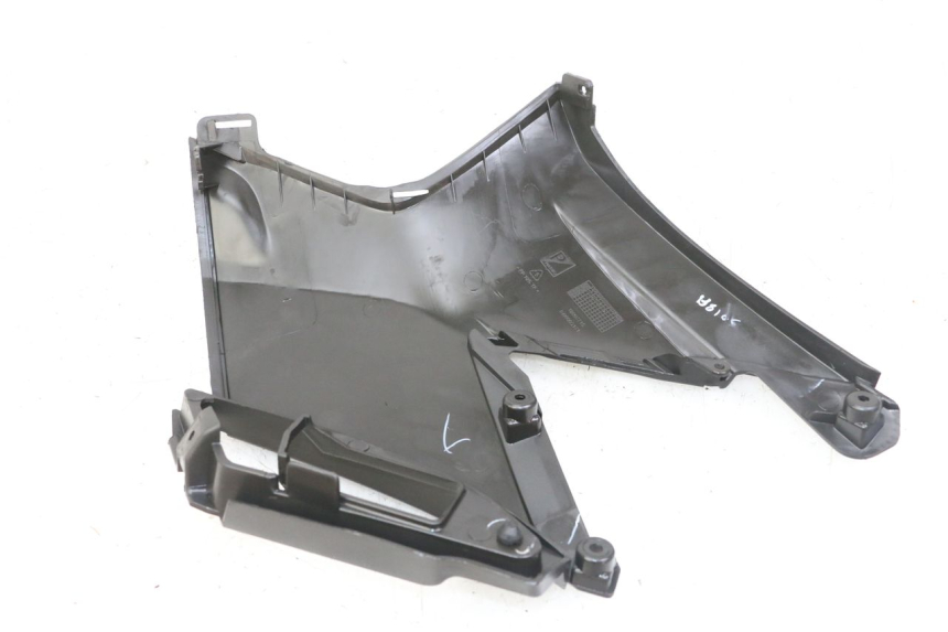 photo de COPERCHIO SOTTO SELLA DESTRO APRILIA SXR 50 (2021 - 2023) - Zoom sullo stato d'uso