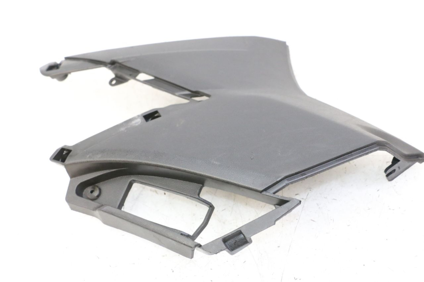 photo de COPERCHIO SOTTO SELLA DESTRO APRILIA SXR 50 (2021 - 2023) - Altra angolazione