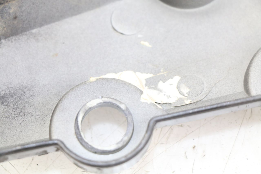 photo de COPERCHIO SOTTO SELLA DESTRO SYM WOLF SB 125 (2011 - 2018) - Dettaglio del componente