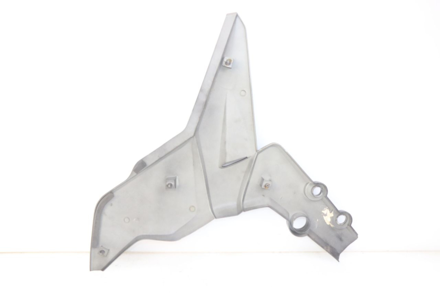 photo de COPERCHIO SOTTO SELLA DESTRO SYM WOLF SB 125 (2011 - 2018) - Primo piano tecnico