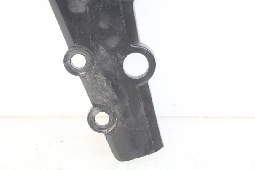 photo de COPERCHIO SOTTO SELLA DESTRO SYM WOLF SB 125 (2011 - 2018) - Marcature e riferimenti originali