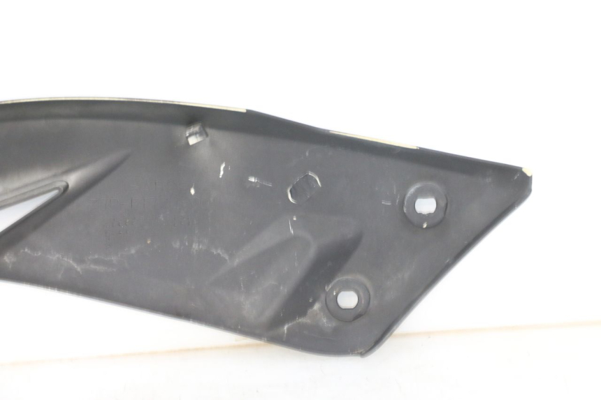 photo de CARENA SOTTO SELLA DESTRA YAMAHA X-MAX XMAX ABS 250 (2010 - 2012) - Stato della superficie e materiale