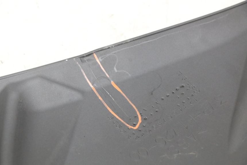 photo de COPERCHIO SOTTO SELLA DESTRO YAMAHA X-MAX XMAX 125 (2010 - 2013) - Dettaglio del componente