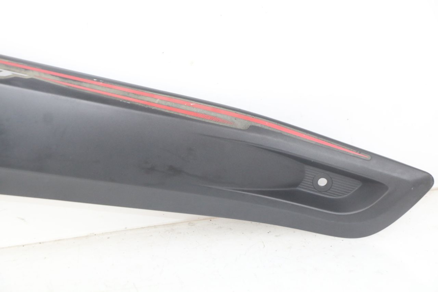 photo de COPERCHIO SOTTO SELLA DESTRO YAMAHA X-MAX XMAX 125 (2010 - 2013) - Caratteristiche distintive