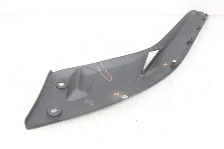 photo de COPERCHIO SOTTO SELLA DESTRO YAMAHA X-MAX XMAX 125 (2010 - 2013) - Zoom sullo stato d'uso