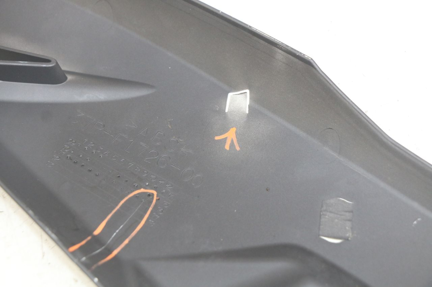 photo de COPERCHIO SOTTO SELLA DESTRO YAMAHA X-MAX XMAX 125 (2010 - 2013) - Primo piano tecnico