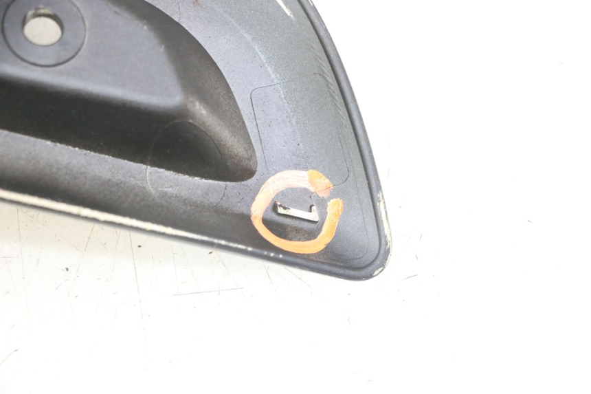 photo de COPERCHIO SOTTO SELLA DESTRO YAMAHA X-MAX XMAX 125 (2010 - 2013) - Caratteristiche distintive