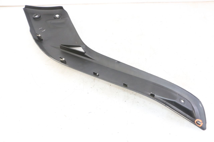 photo de COPERCHIO SOTTO SELLA DESTRO YAMAHA X-MAX XMAX 125 (2010 - 2013) - Zoom sui componenti