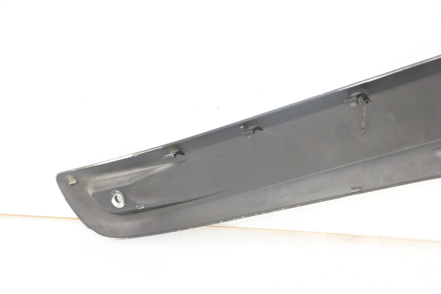 photo de COPERCHIO SOTTO SELLA DESTRO YAMAHA X-MAX XMAX 125 (2010 - 2013) - Primo piano tecnico