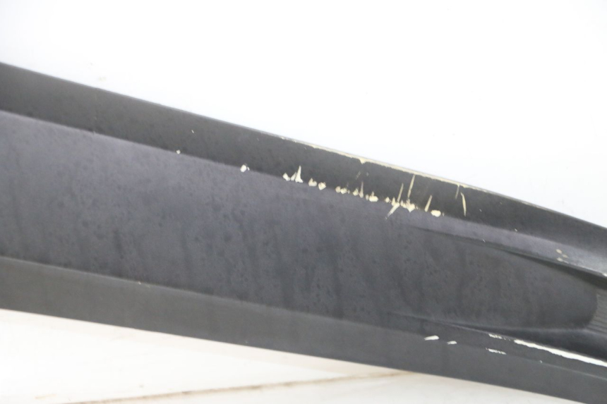 photo de COPERCHIO SOTTO SELLA DESTRO YAMAHA X-MAX XMAX 125 (2010 - 2013) - Marcature e riferimenti originali