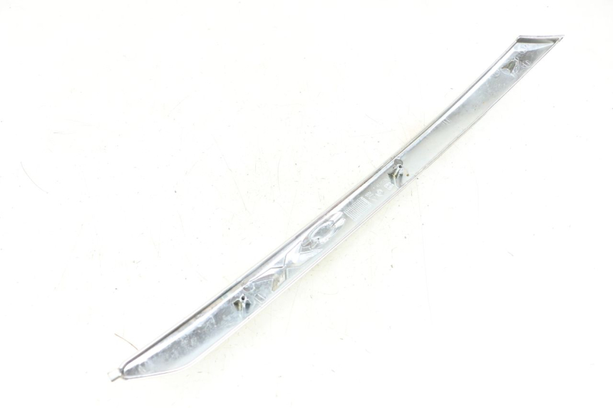 photo de COPERCHIO SOTTO SELLA DESTRO PIAGGIO X8 125 (2004 - 2007) - Primo piano tecnico