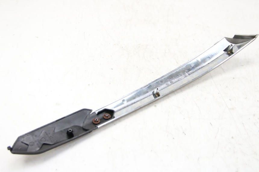 photo de COPERCHIO SOTTO SELLA DESTRO PIAGGIO XEVO - X EVO 125 (2007 - 2017) - Dettaglio del componente