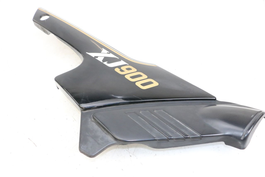 photo de COPERCHIO SOTTO SELLA DESTRO YAMAHA XJ F 900 (1983 - 1994) - Primo piano tecnico