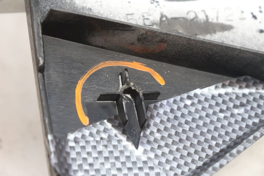 photo de CARENA SOTTO SELLA DESTRA YAMAHA XJR 1300 (1998 - 2002) - Stato della superficie e materiale