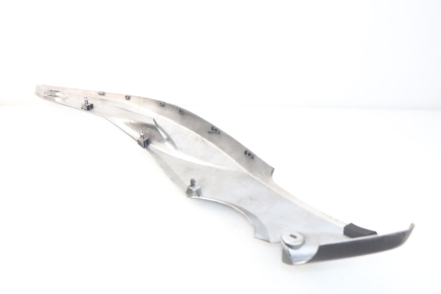 photo de COPERCHIO SOTTO SELLA DESTRO YAMAHA XP T-MAX TMAX ABS 500 (2004 - 2007) - Altra angolazione