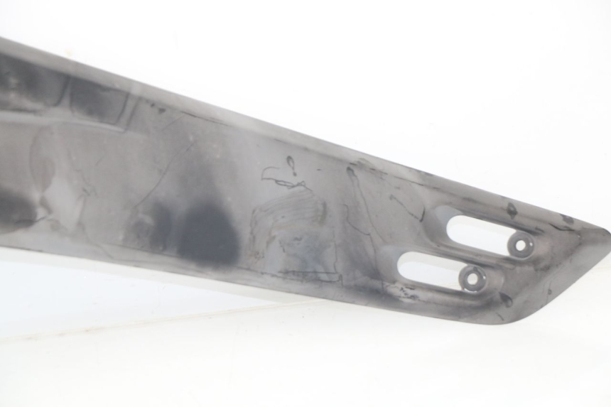 photo de COPERCHIO SOTTO SELLA DESTRO YAMAHA XP T-MAX TMAX ABS 500 (2004 - 2007) - Dettagli dei punti di fissaggio