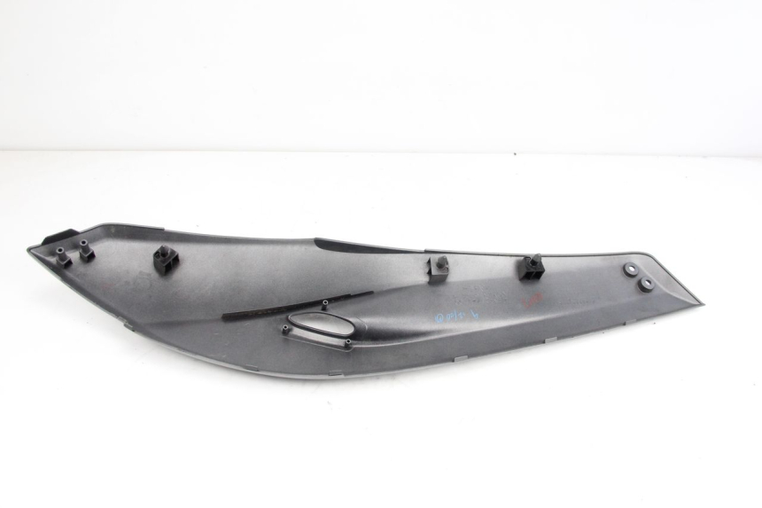 photo de COPERCHIO SOTTO SELLA DESTRO YAMAHA XP T-MAX TMAX 500 (2008 - 2012) - Primo piano tecnico