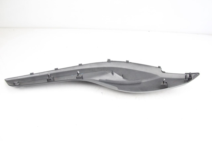 photo de COPERCHIO SOTTO SELLA DESTRO YAMAHA XP T-MAX TMAX 500 (2008 - 2012) - Vista d'insieme del prodotto