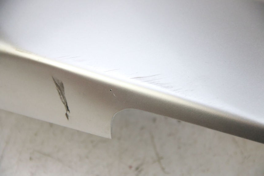 photo de COPERCHIO SOTTO SELLA DESTRO YAMAHA XP T-MAX TMAX 500 (2004 - 2007) - Zoom sullo stato d'uso