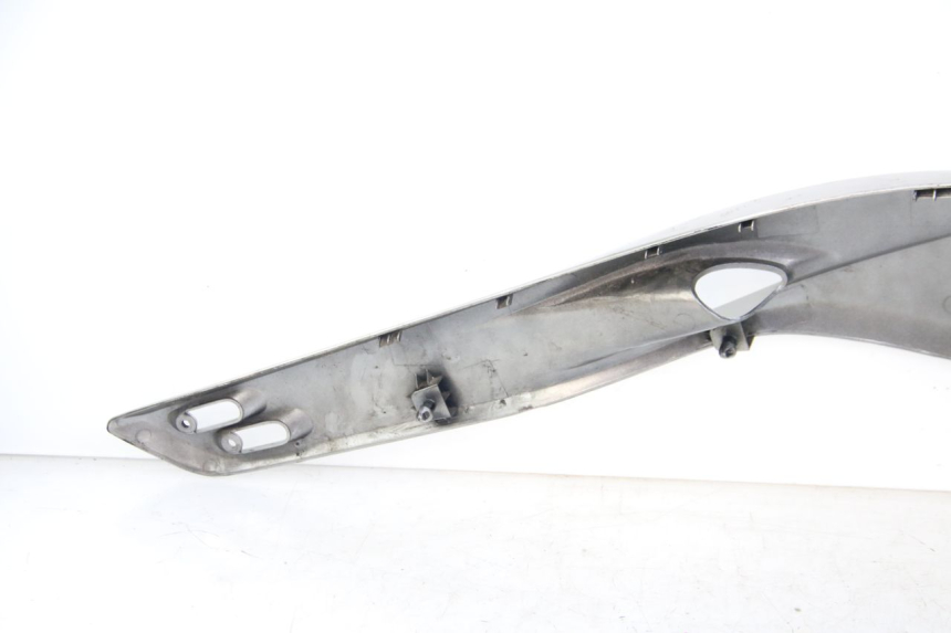 photo de COPERCHIO SOTTO SELLA DESTRO YAMAHA XP T-MAX TMAX 500 (2004 - 2007) - Dettagli dei punti di fissaggio