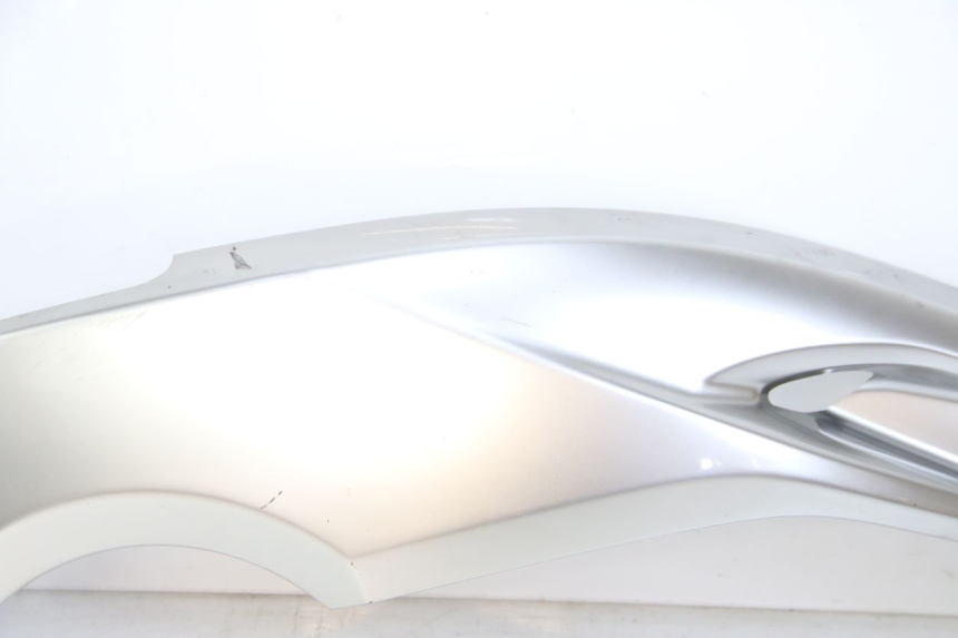 photo de COPERCHIO SOTTO SELLA DESTRO YAMAHA XP T-MAX TMAX 500 (2004 - 2007) - Marcature e riferimenti originali