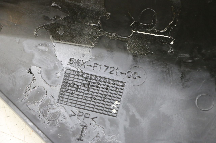 photo de CARENA SOTTO SELLA DESTRA YAMAHA TZR 50 (2008 - 2016) - Dettaglio del componente