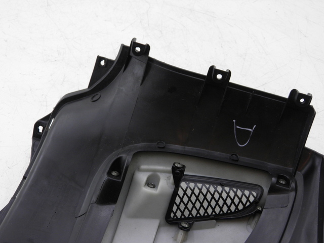 photo de COPERCHIO SOTTO SELLA DESTRO YAMASAKI YM50QT-N3 RETRO 50 (2012 - 2014) - Caratteristiche distintive