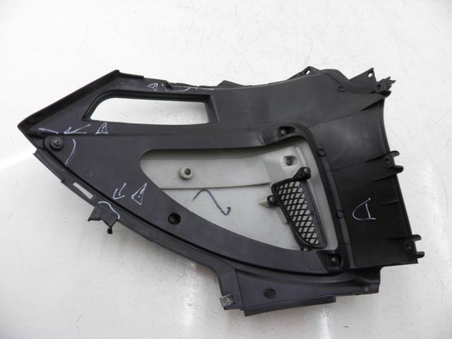 photo de COPERCHIO SOTTO SELLA DESTRO YAMASAKI YM50QT-N3 RETRO 50 (2012 - 2014) - Stato della superficie e materiale