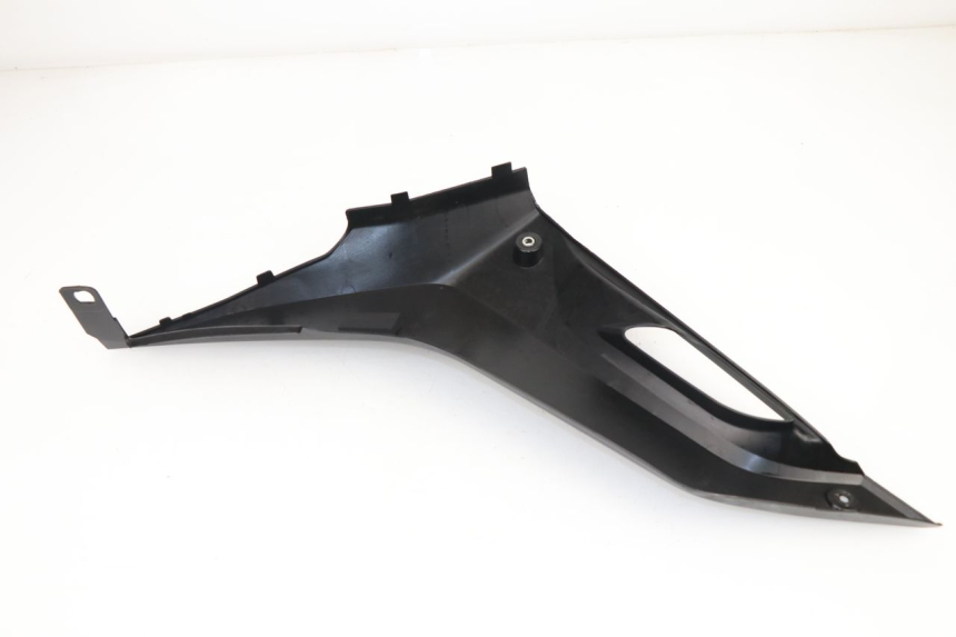 photo de COPERCHIO SOTTO SELLA DESTRO YAMAHA YZF R 125 (2008 - 2013) - Primo piano tecnico