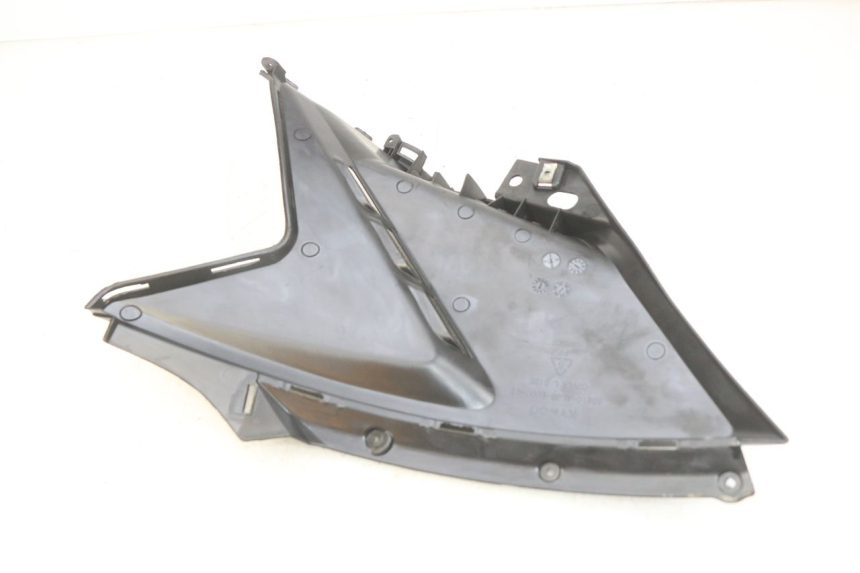 photo de COPERCHIO SOTTO SELLA SINISTRO KYMCO AGILITY 16+ 4T 50 (2018 - 2023) - Dettaglio del componente