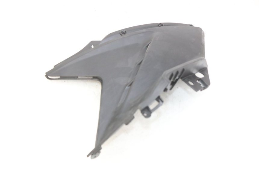 photo de COPERCHIO SOTTO SELLA SINISTRO KYMCO AGILITY 16+ 4T 50 (2018 - 2023) - Altra angolazione