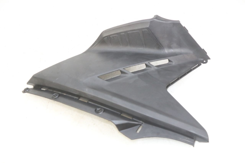 photo de COPERCHIO SOTTO SELLA SINISTRO KYMCO AGILITY 16+ 4T 50 (2018 - 2023) - Primo piano tecnico