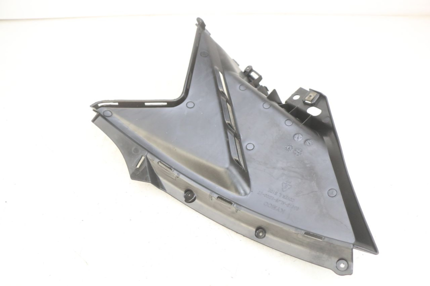 photo de COPERCHIO SOTTO SELLA SINISTRO KYMCO AGILITY 16+ 4T 50 (2018 - 2023) - Dettaglio del componente