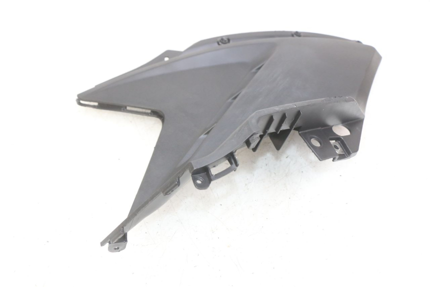 photo de COPERCHIO SOTTO SELLA SINISTRO KYMCO AGILITY 16+ 4T 50 (2018 - 2023) - Altra angolazione