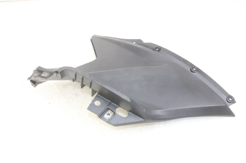 photo de COPERCHIO SOTTO SELLA SINISTRO KYMCO AGILITY 16+ 4T 50 (2018 - 2023) - Primo piano tecnico