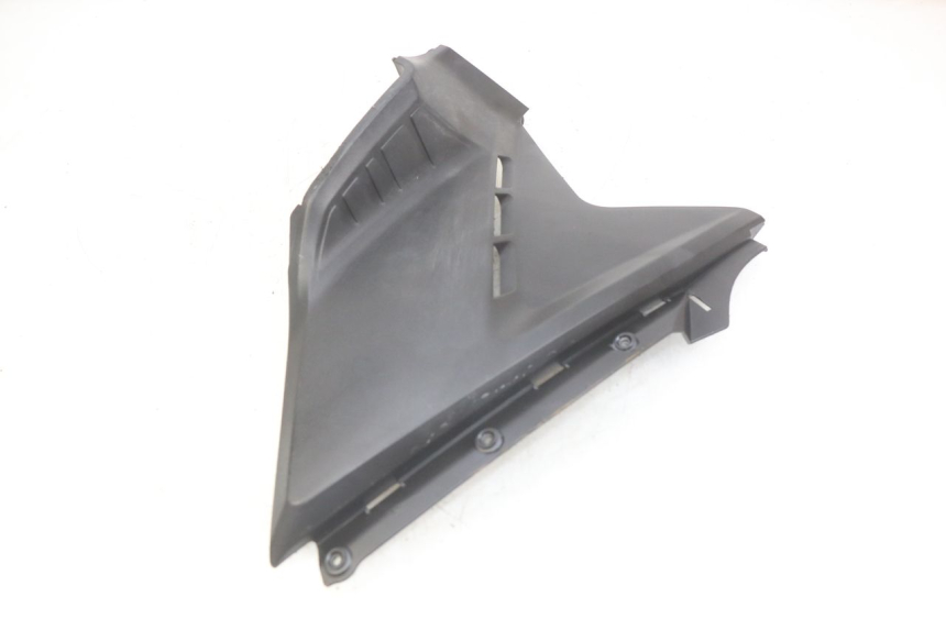 photo de COPERCHIO SOTTO SELLA SINISTRO KYMCO AGILITY 16+ 4T 50 (2018 - 2023) - Dettagli dei punti di fissaggio