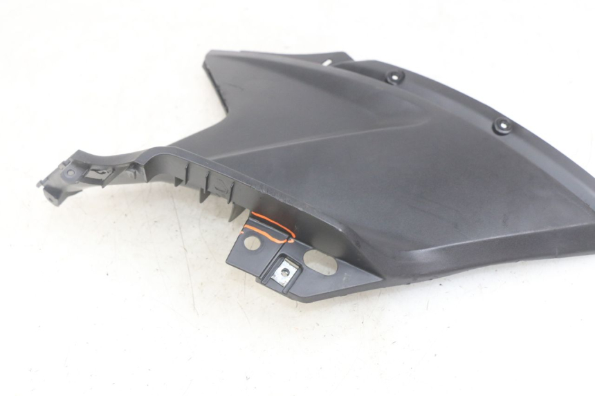 photo de COPERCHIO SOTTO SELLA SINISTRO KYMCO AGILITY 16+ 4T 50 (2018 - 2023) - Zoom sullo stato d'uso