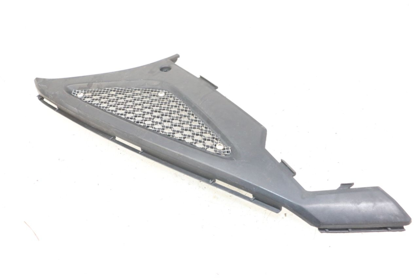 photo de COPERCHIO SOTTO SELLA SINISTRO KYMCO AGILITY RS 4T 50 (2009 - 2013) - Altra angolazione