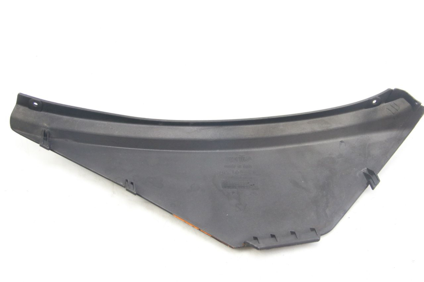 photo de COPERCHIO SOTTO SELLA SINISTRO APRILIA ATLANTIC 500 (2002 - 2003) - Dettaglio del componente
