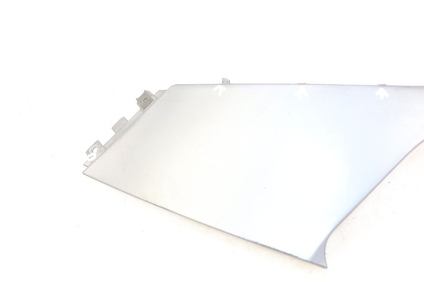 photo de COPERCHIO SOTTO SELLA SINISTRO BMW C1 125 (2000 - 2003) - Dettagli dei punti di fissaggio