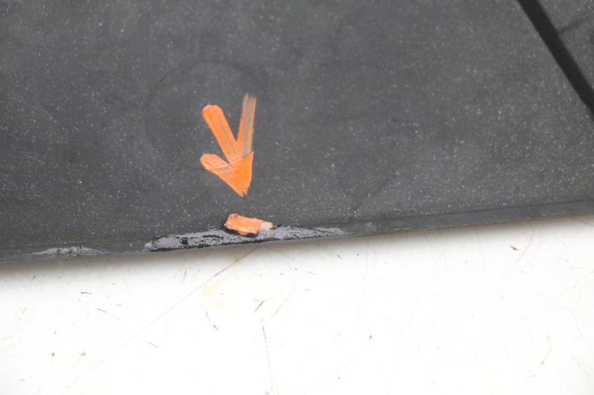 photo de COPERCHIO SOTTO SELLA SINISTRO BMW C1 125 (2000 - 2003) - Dettagli dei punti di fissaggio