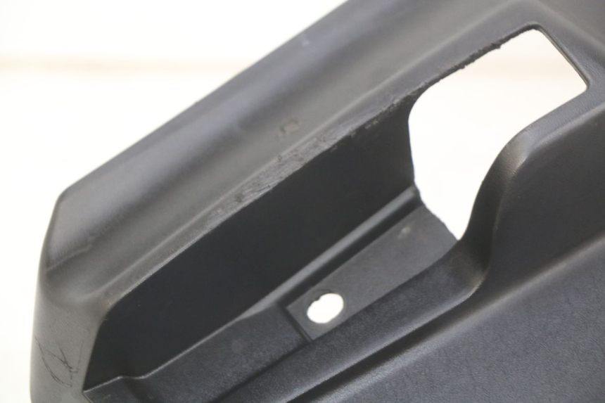 photo de COPERCHIO SOTTO SELLA SINISTRO PEUGEOT CITYSTAR AIR 125 (2014 - 2017) - Primo piano tecnico