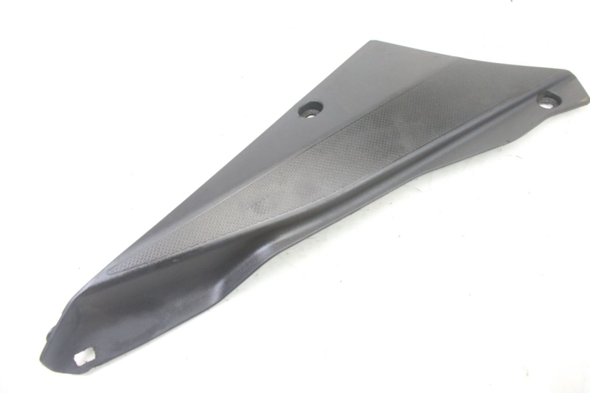 photo de CARENA SOTTO SELLA SINISTRA DERBI SENDA SM DRD X-TREME 50 (2011 - 2017) - Dettaglio del componente