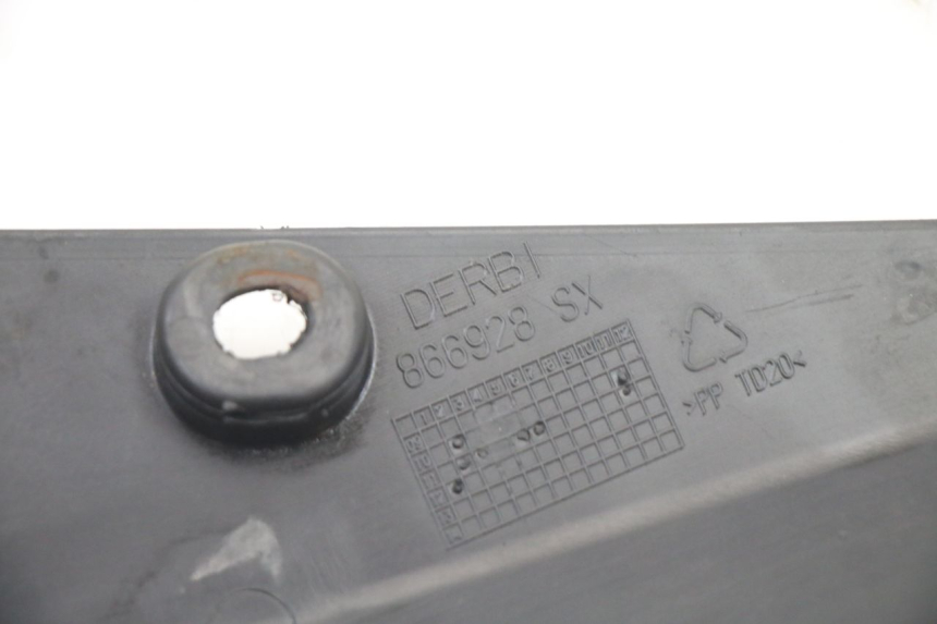 photo de CARENA SOTTO SELLA SINISTRA DERBI SENDA SM DRD X-TREME 50 (2011 - 2017) - Primo piano tecnico