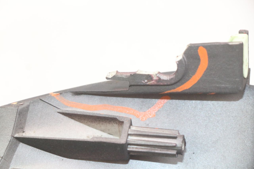 photo de CACHE SOTTO SELLA SINISTRA PEUGEOT DJANGO 4T 50 (2014 - 2019) - Altra angolazione