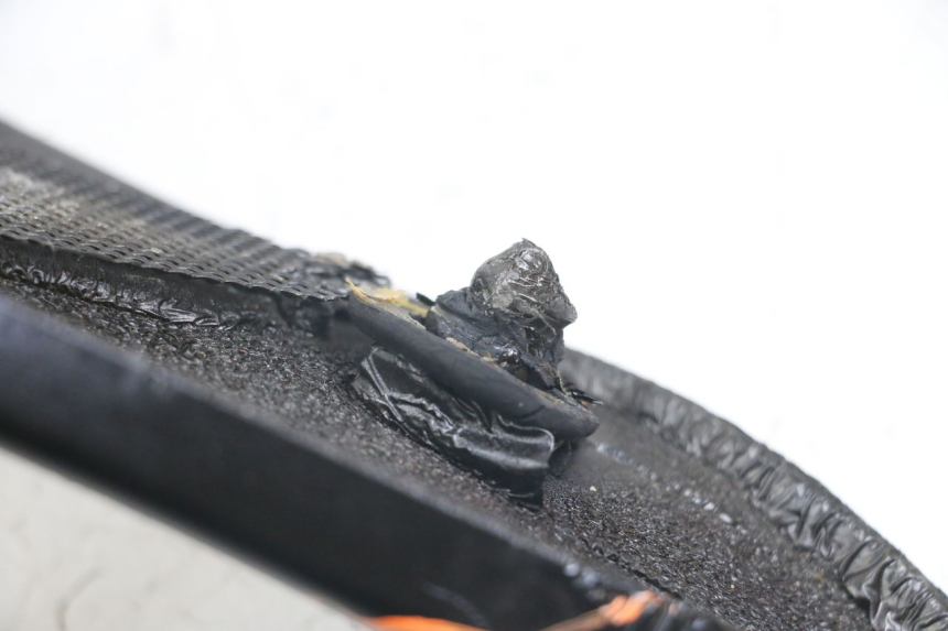 photo de CACHE SOTTO SELLA SINISTRO YAMAHA FJ 3CX 1200 (1986 - 1996) - Zoom sullo stato d'uso