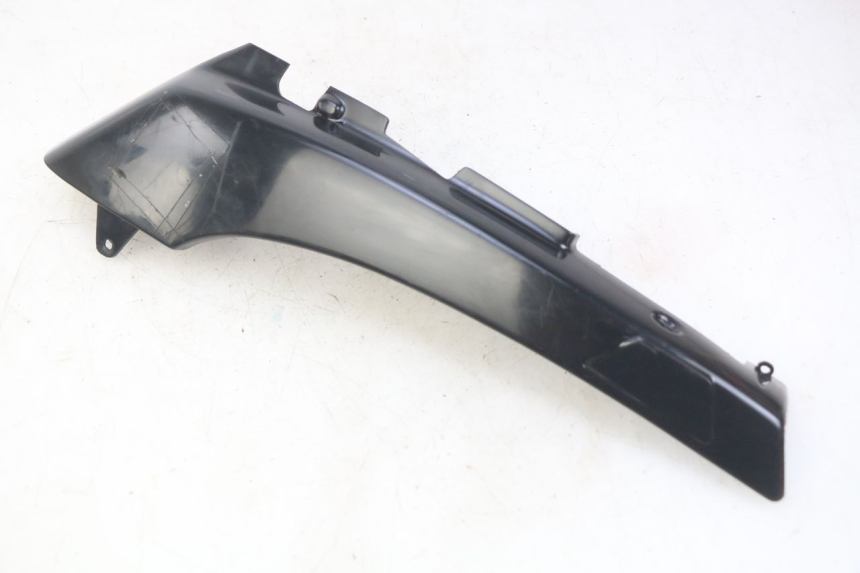 photo de CACHE SOTTO SELLA SINISTRO PEUGEOT FOX 50 (1995 - 2003) - Primo piano tecnico