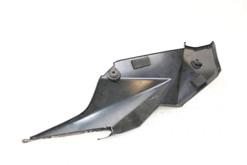 photo de CARENA SOTTO SELLA SINISTRA SUZUKI GSR 750 (2011 - 2017) - Primo piano tecnico