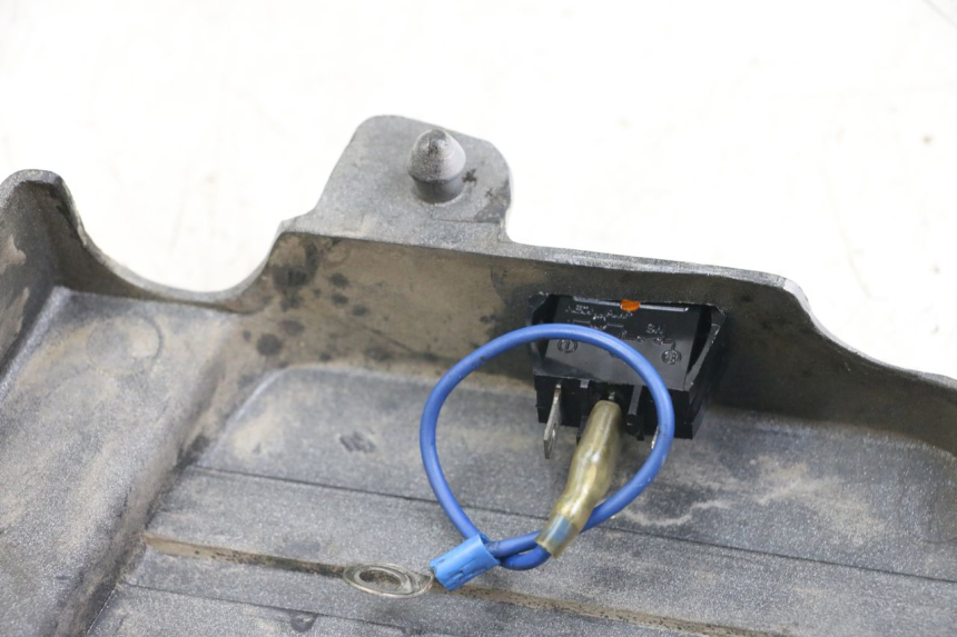 photo de CARENA SOTTO SELLA SINISTRA SUZUKI GSX E 250 (1982 - 1983) - Zoom sullo stato d'uso